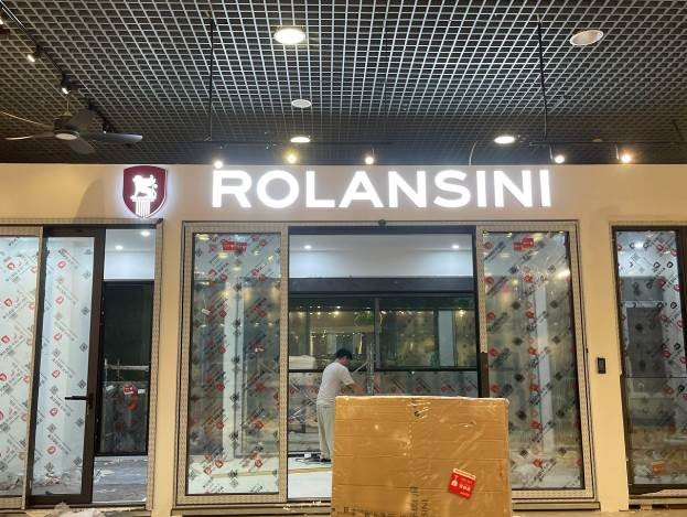 Thi công bảng hiệu showroom SCG Home