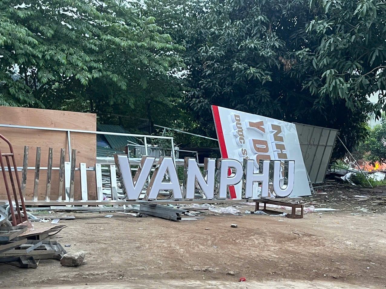 Thi công logo Văn Phú Invest – Chữ nổi inox cao cấp, đèn LED hiện đại 2 van phu invest